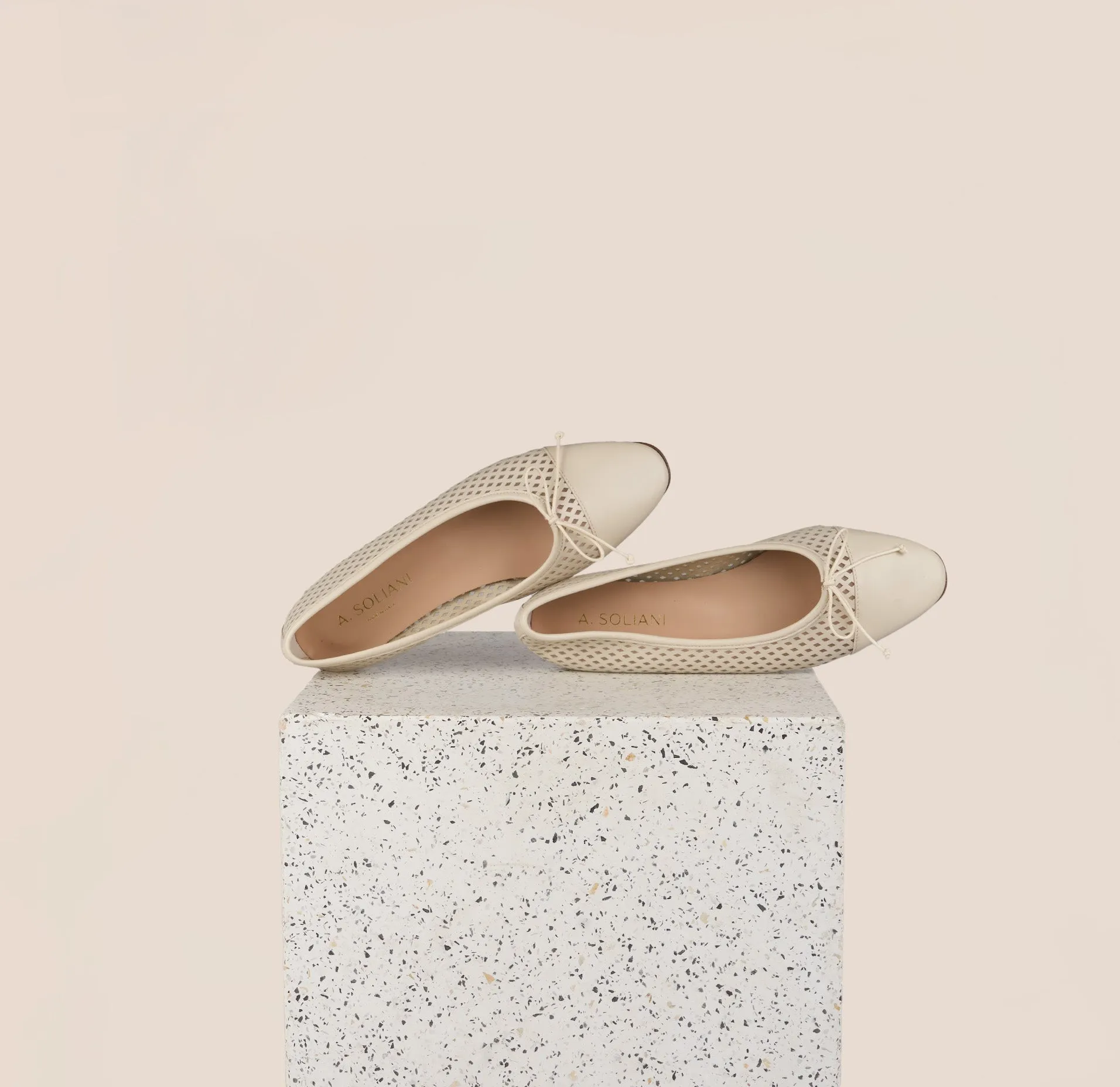 Como - Perforated Ivory (cap toe) Anti Odor Technology