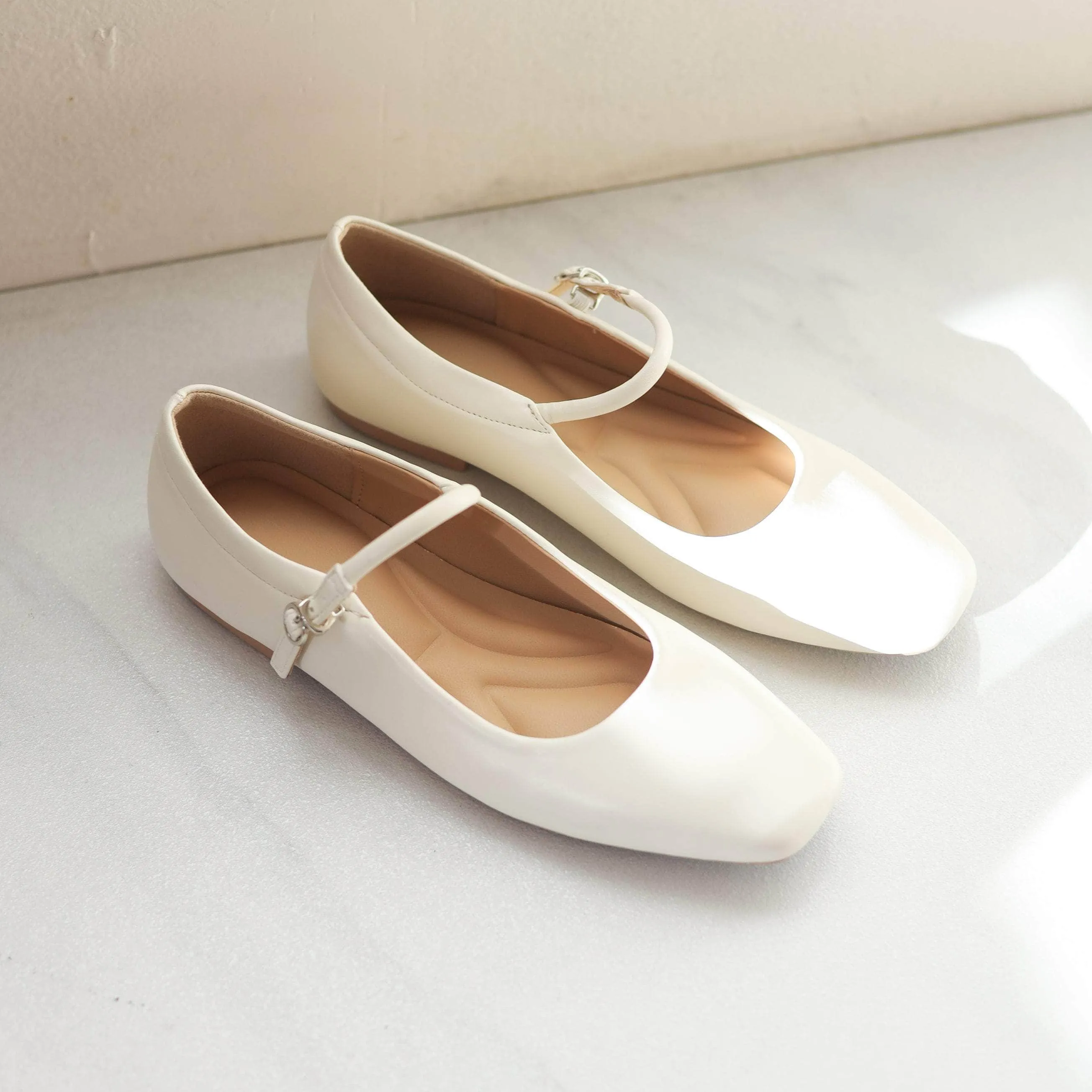 Loki Cr??me Supportive Comfort Versatile Footwear Style