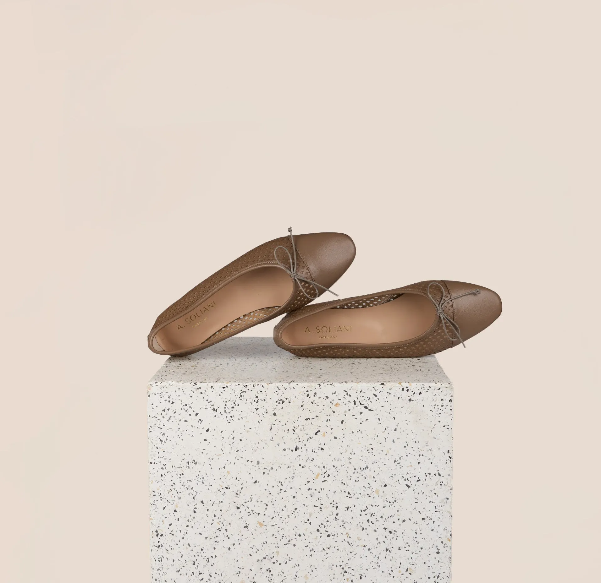 Como - Perforated Taupe (cap toe) Urban Play