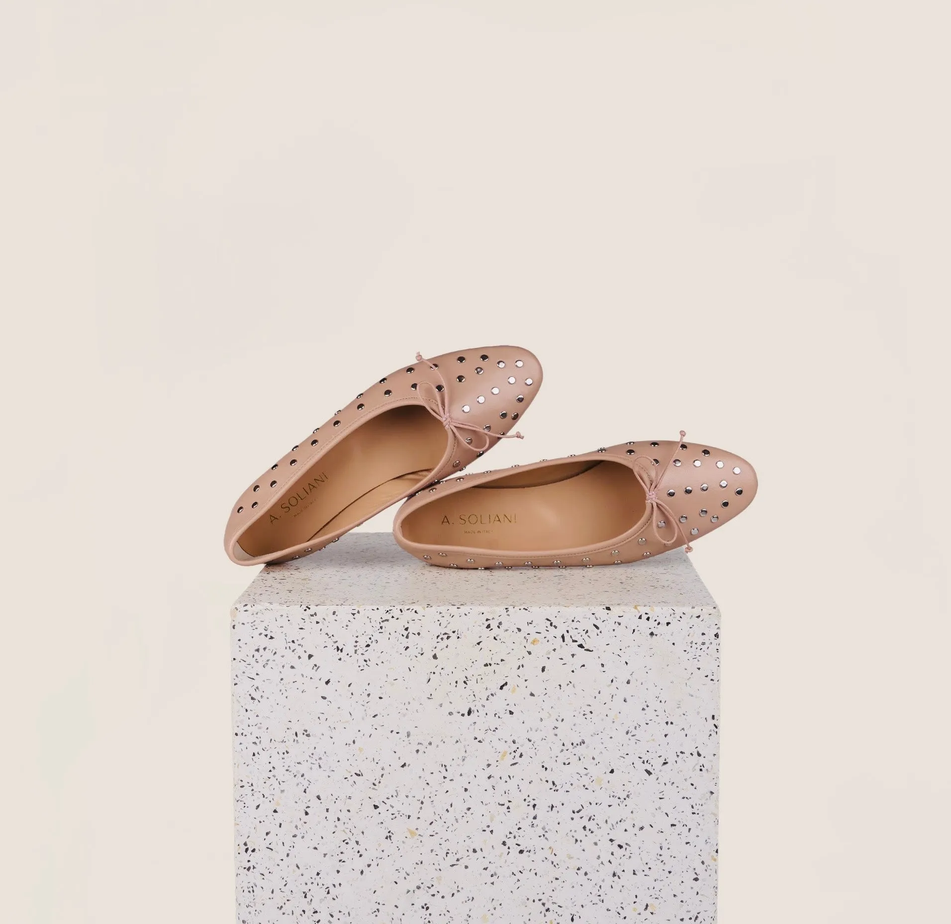 Chic Walk City Glow Como Studs-Beige Nude
