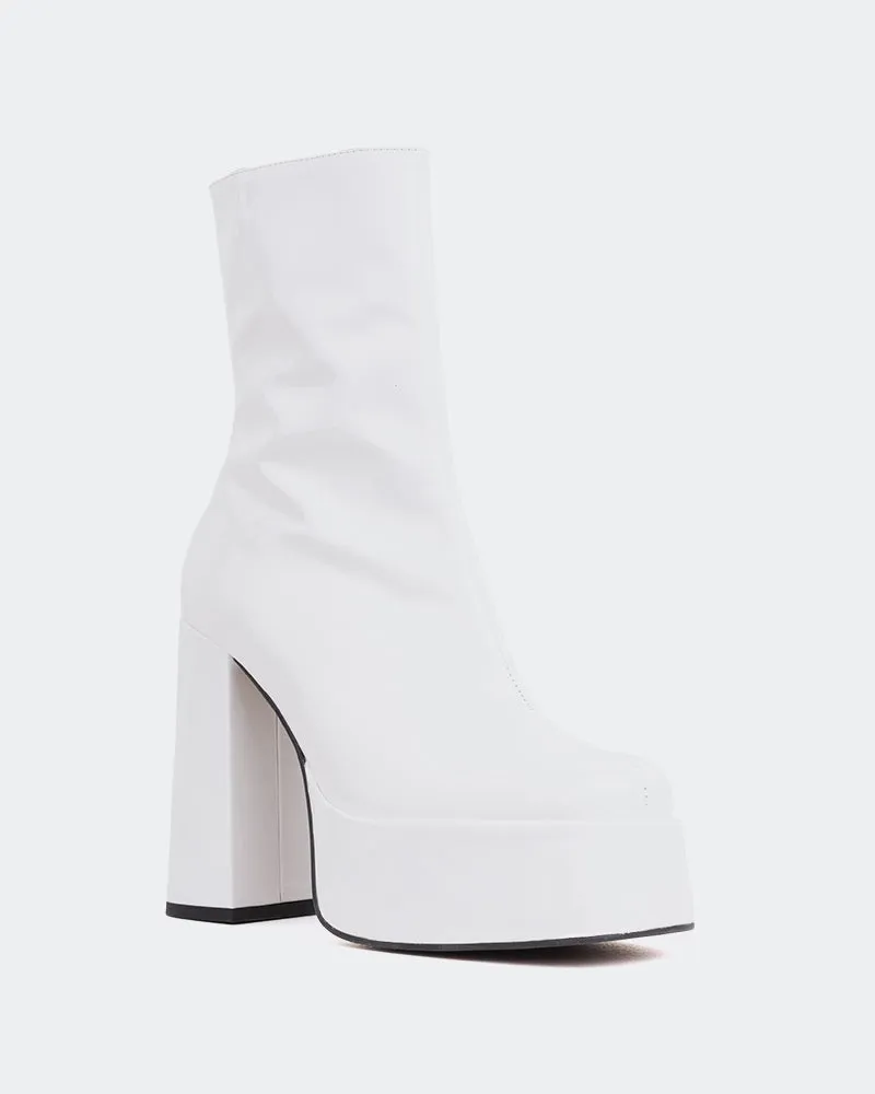 Classic Chicwear Outdoor Fit Cloud White Patent