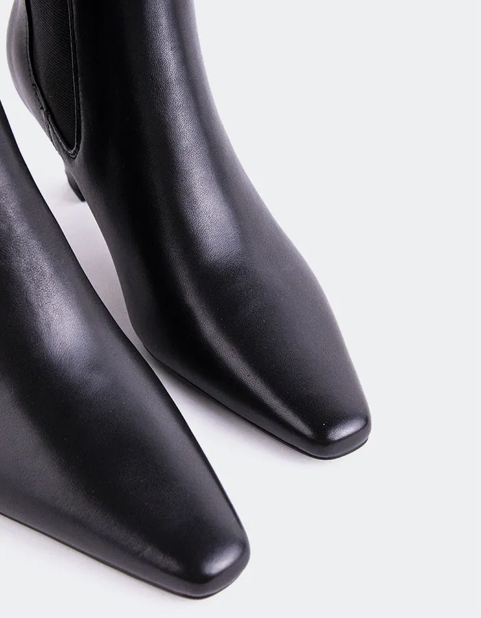 Cartago Black Leather Outdoor Fit