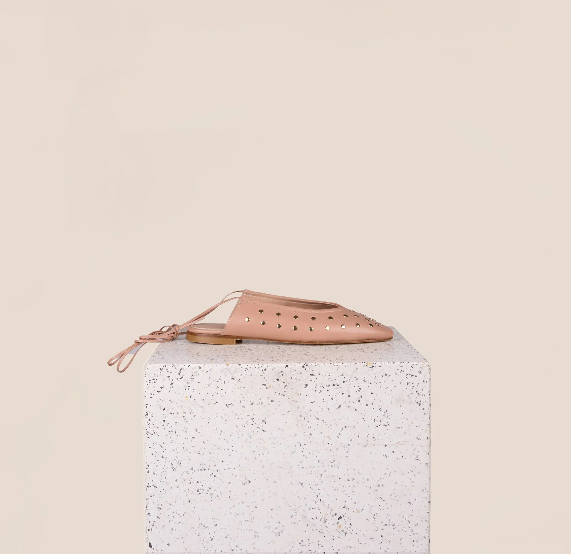 Wind Guard Smooth Soles Como Ties Studs - Nude