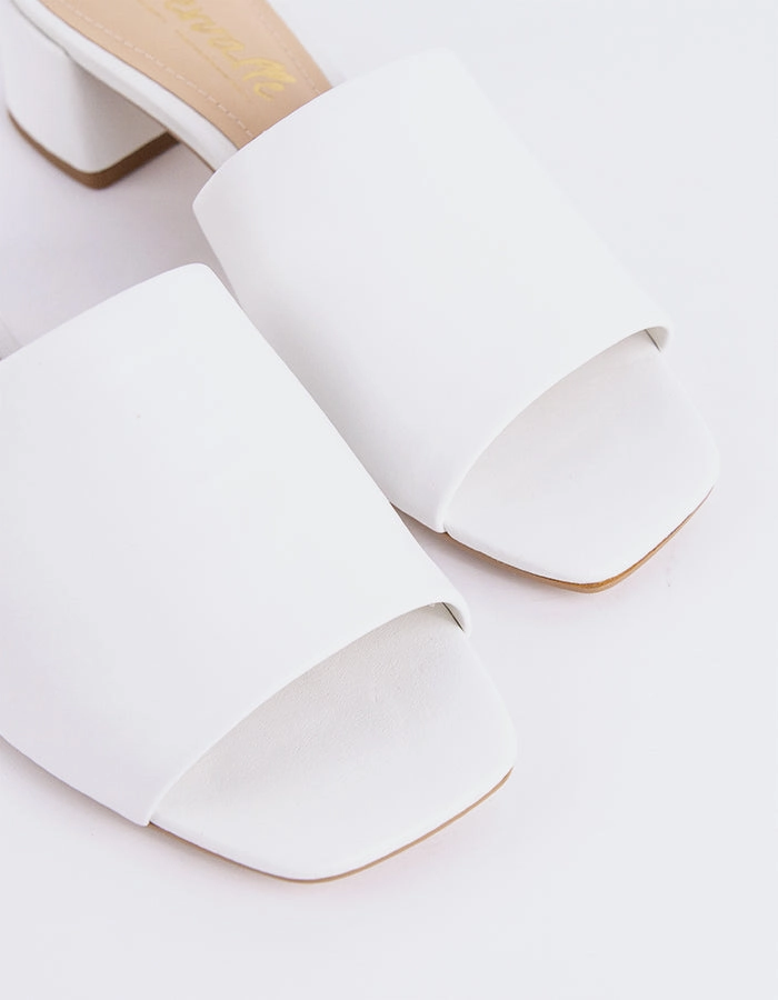 Natural Fiber Construction Fortunata White Leather