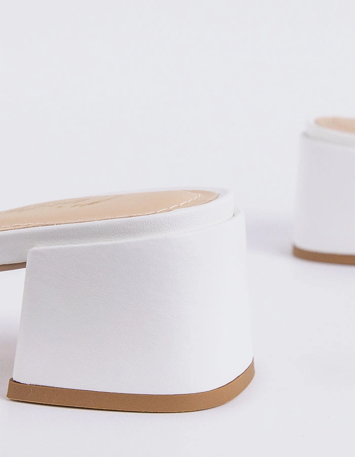 Hygienic Materials Fortunata White Leather