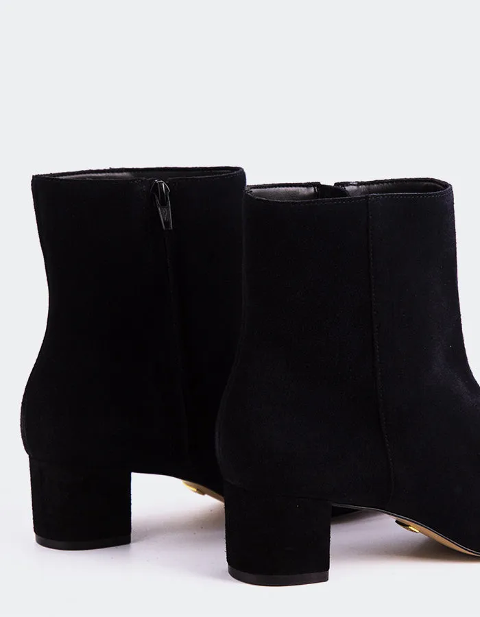 Refined touch Street-Ready Style Gracyn Black Suede