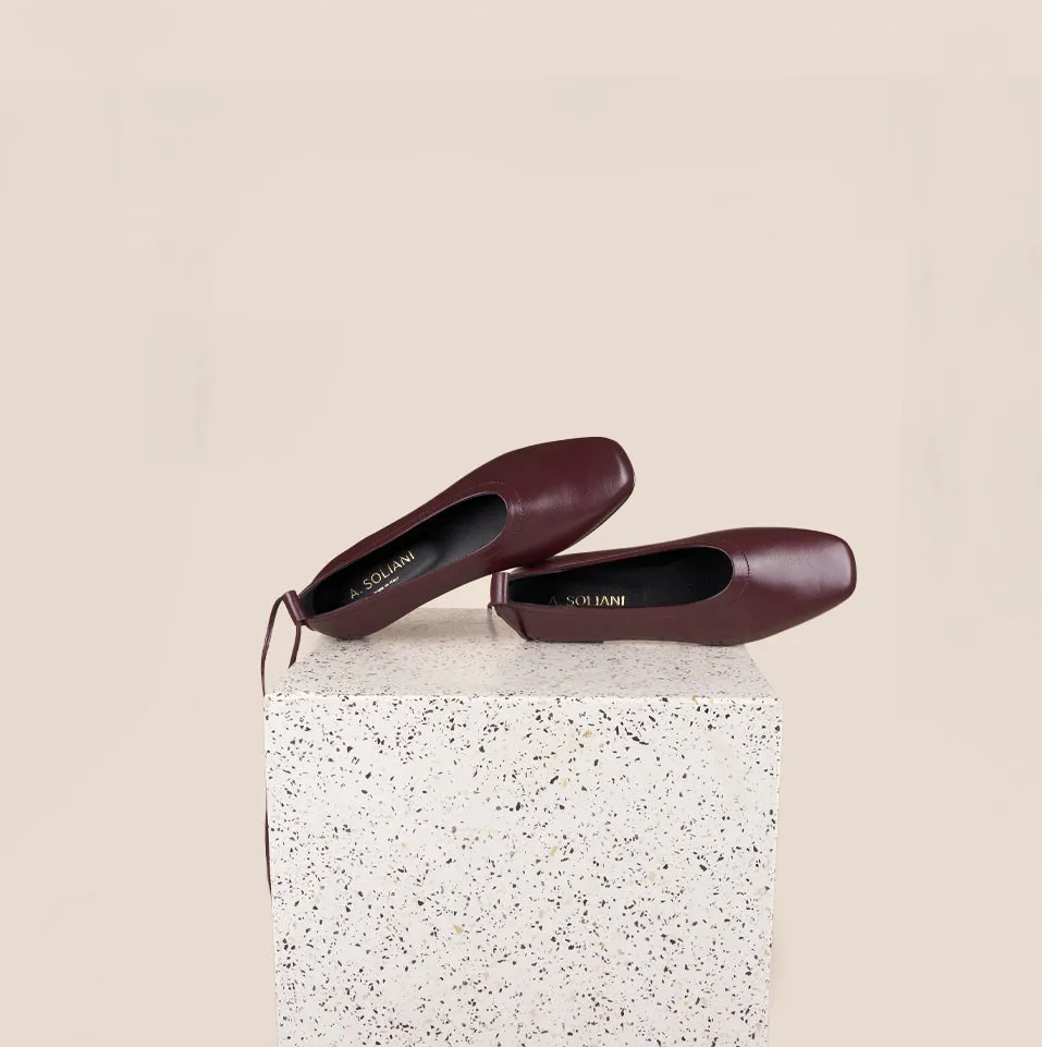 Imola - Wine Leather Water Edge Summer Stroll