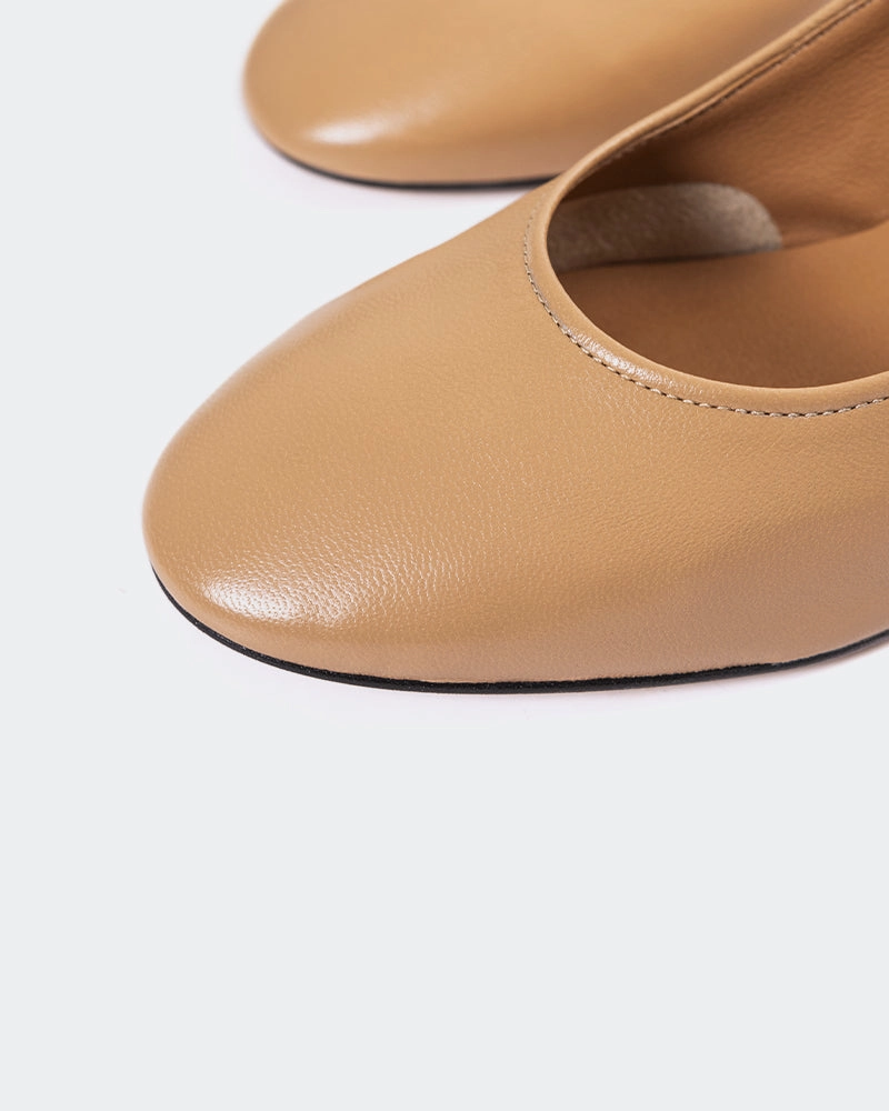 Tassel Accent Bold Silhouette Jarotes Camel Leather