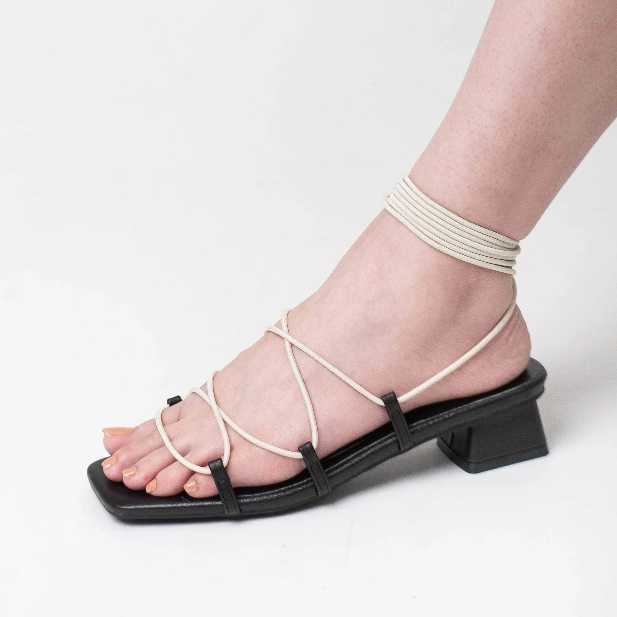 Pressure Relief Grooves cushioned collar Lowi Noir