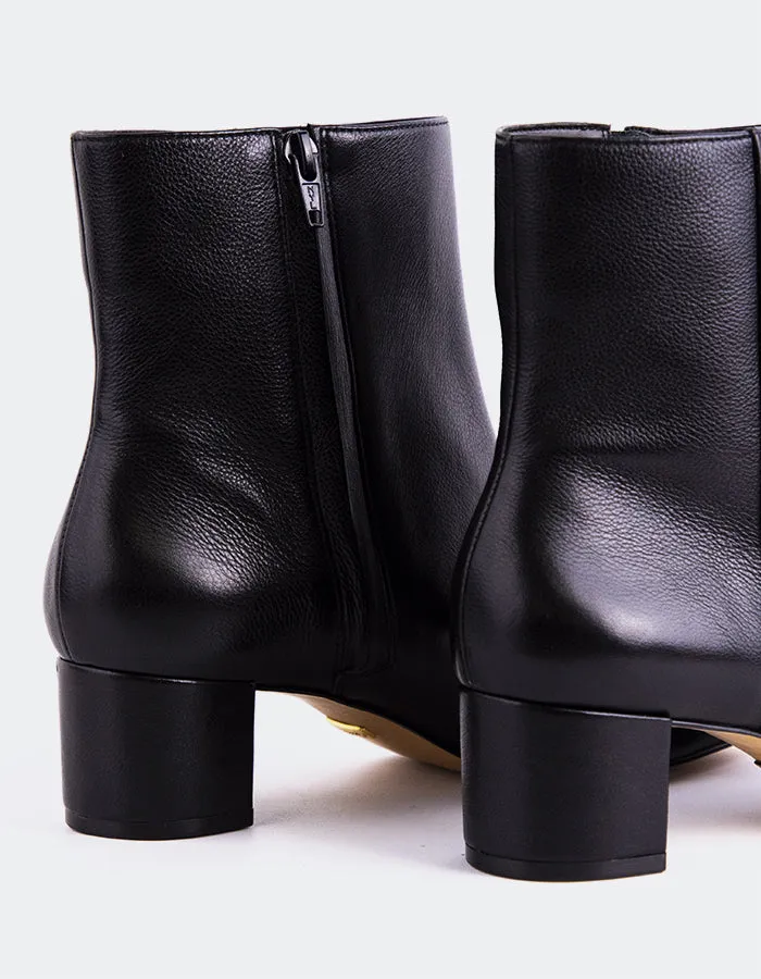 Gracyn Black Leather Fashionable Step