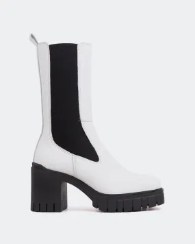 Vienne White Leather Quick Outing Boot with Jeans