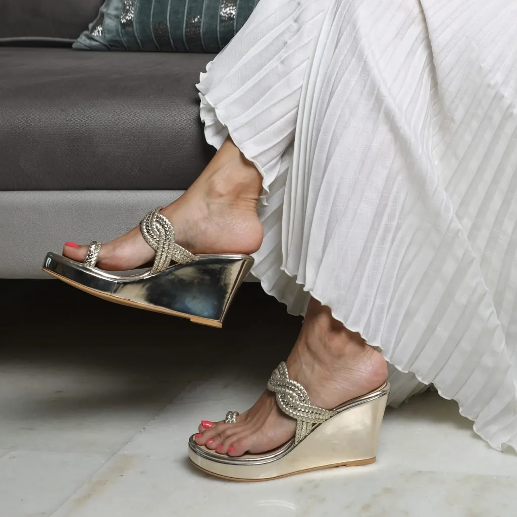 style - focused irresistible NAZAKAT- GOLD KOLHAPURIS