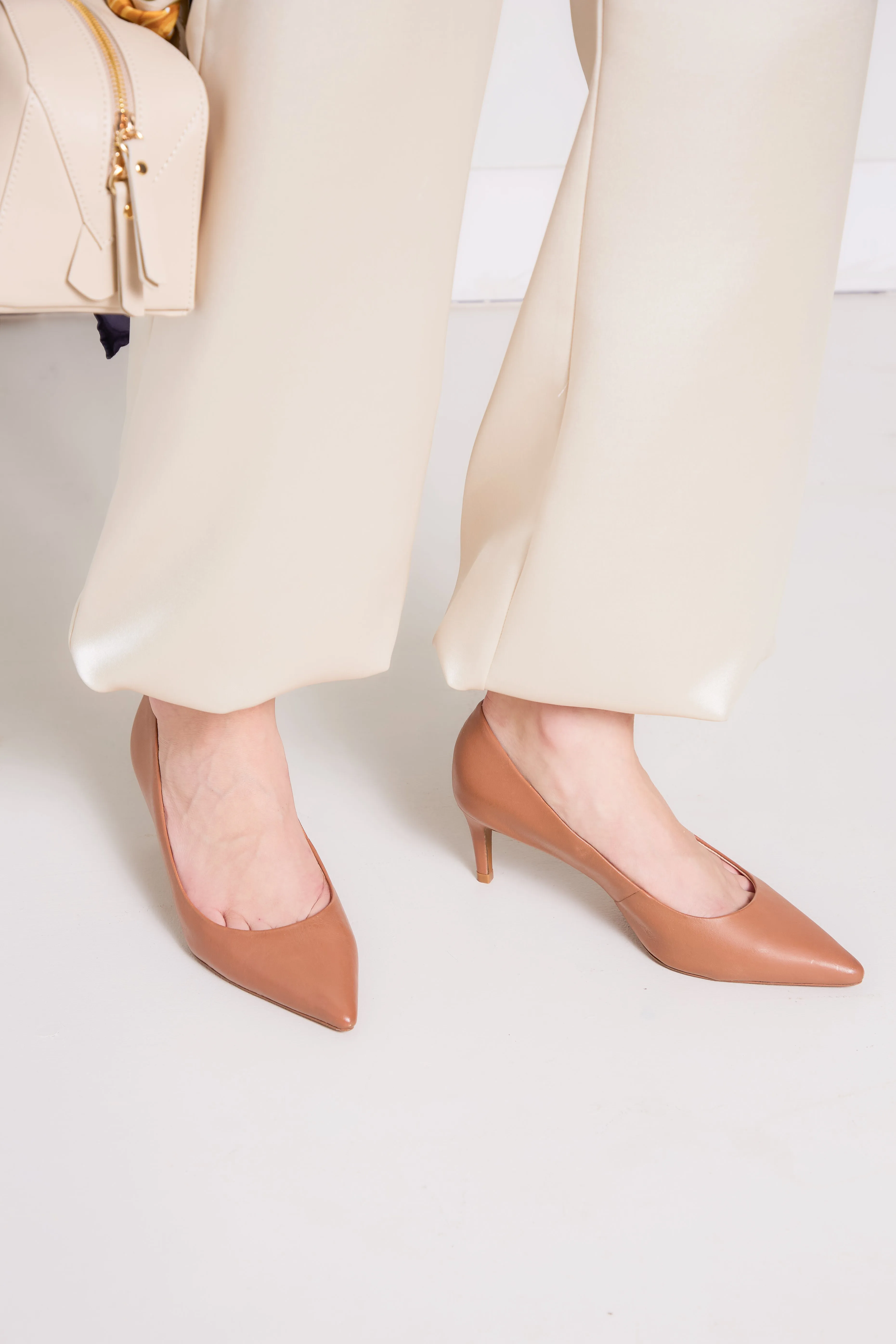 Ergonomic Design Closed Toe Shoes Phlox Brown Leather