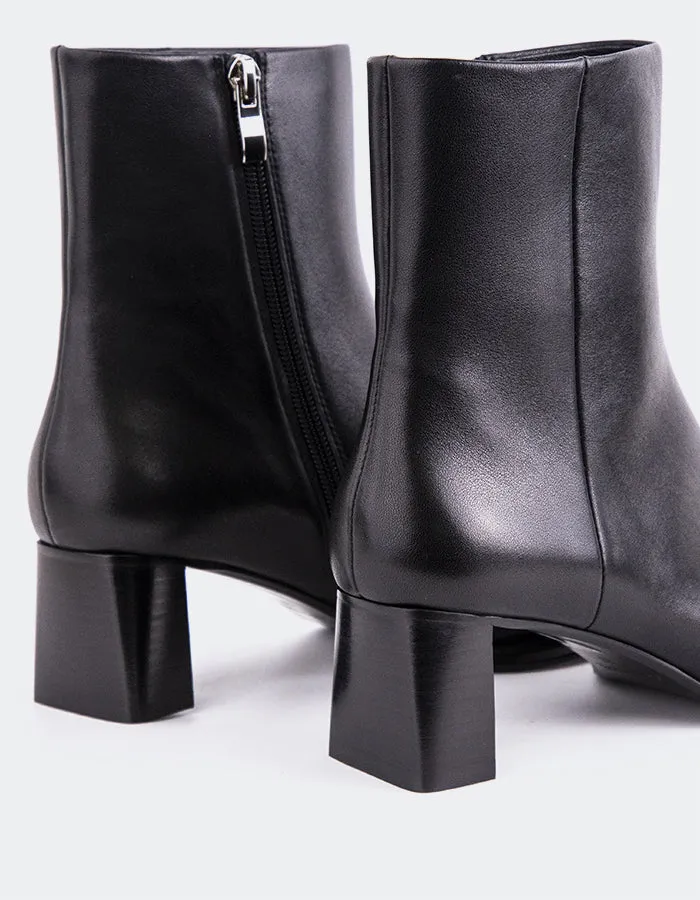 All-day Comfort Travel-Ready Style Caelum Black Leather