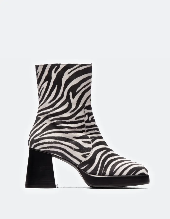 Sullivan Zebra Print Classic Walk Cozy Design