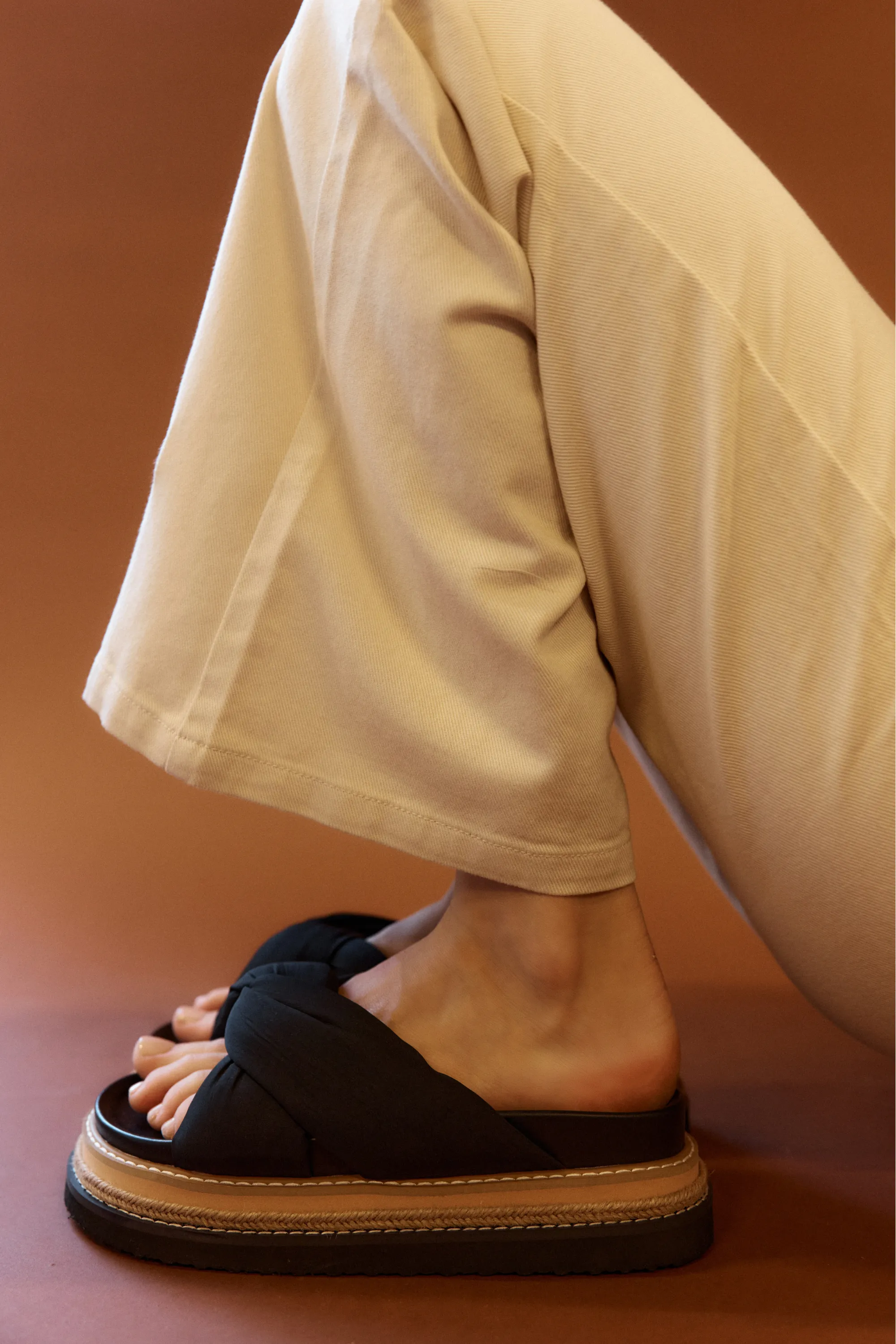 Versatile Comfort Suede Soft Thames Flatform Slides - Black