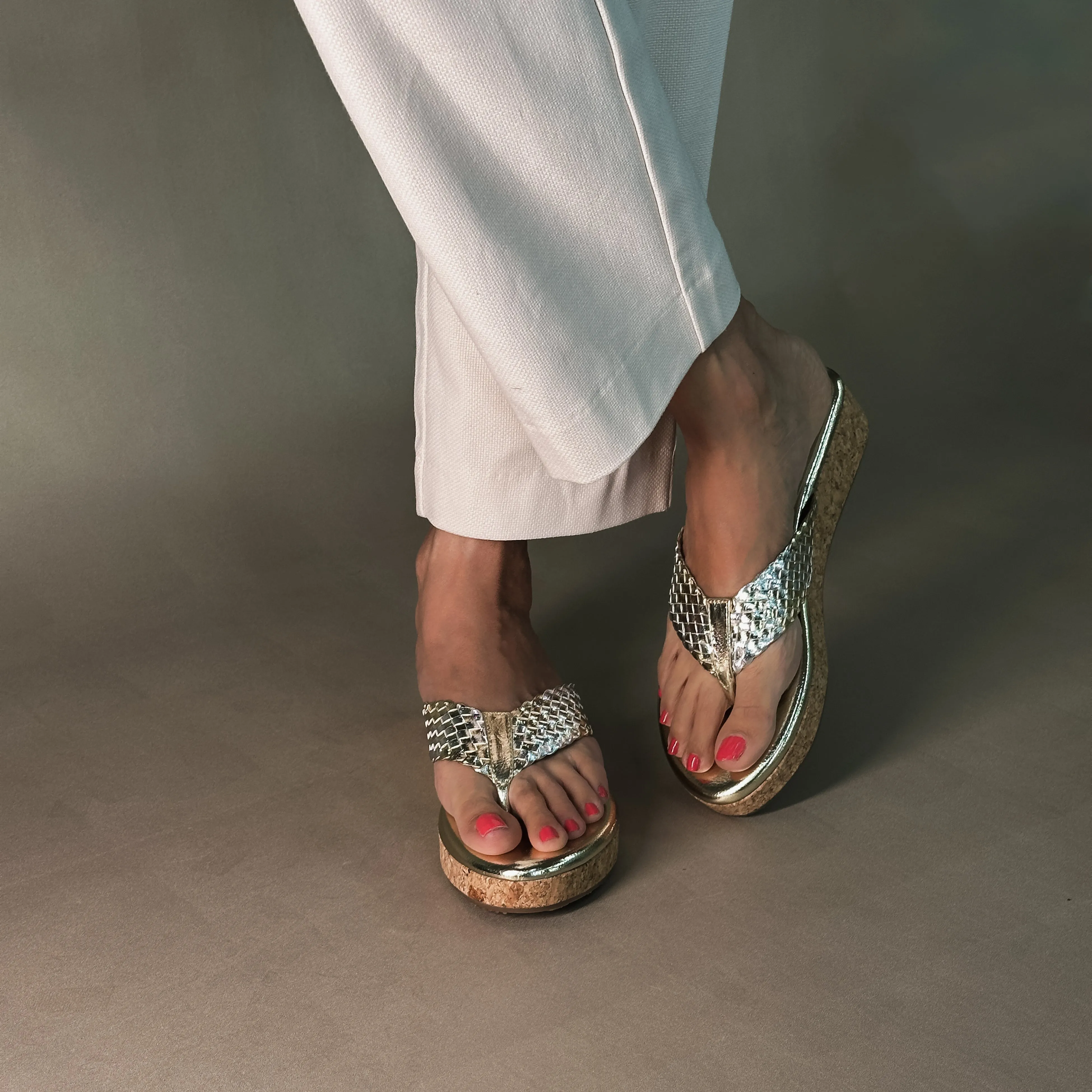 low - quality neutral - colors WENDY- GOLD PLATFROMS