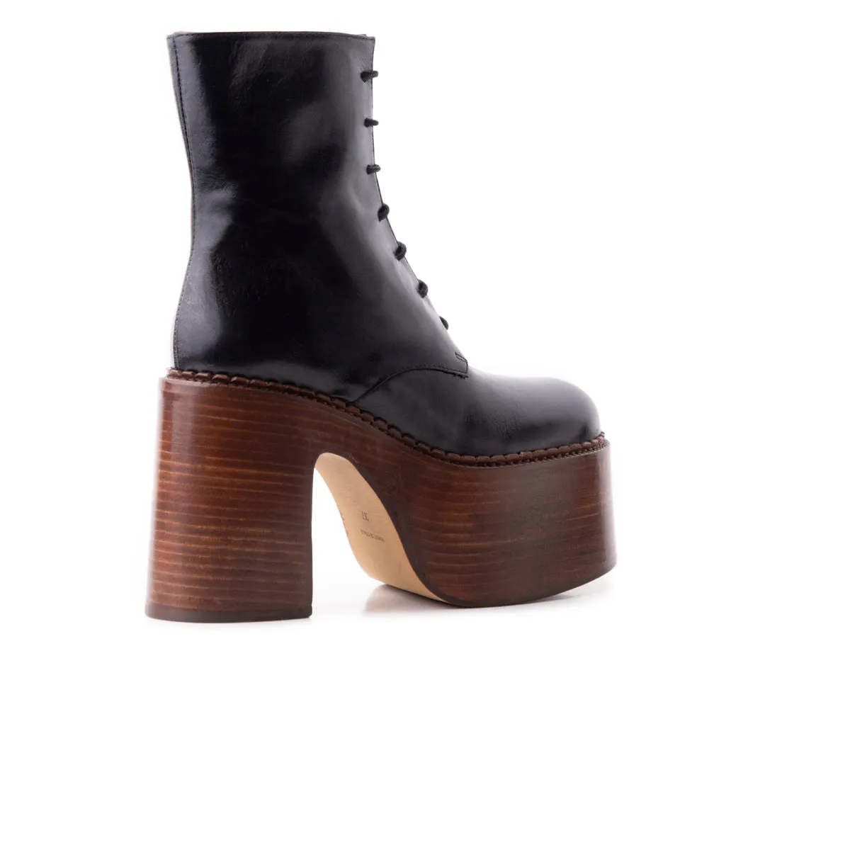 Weekend Fit Holiday Chic Tripp Black Leather