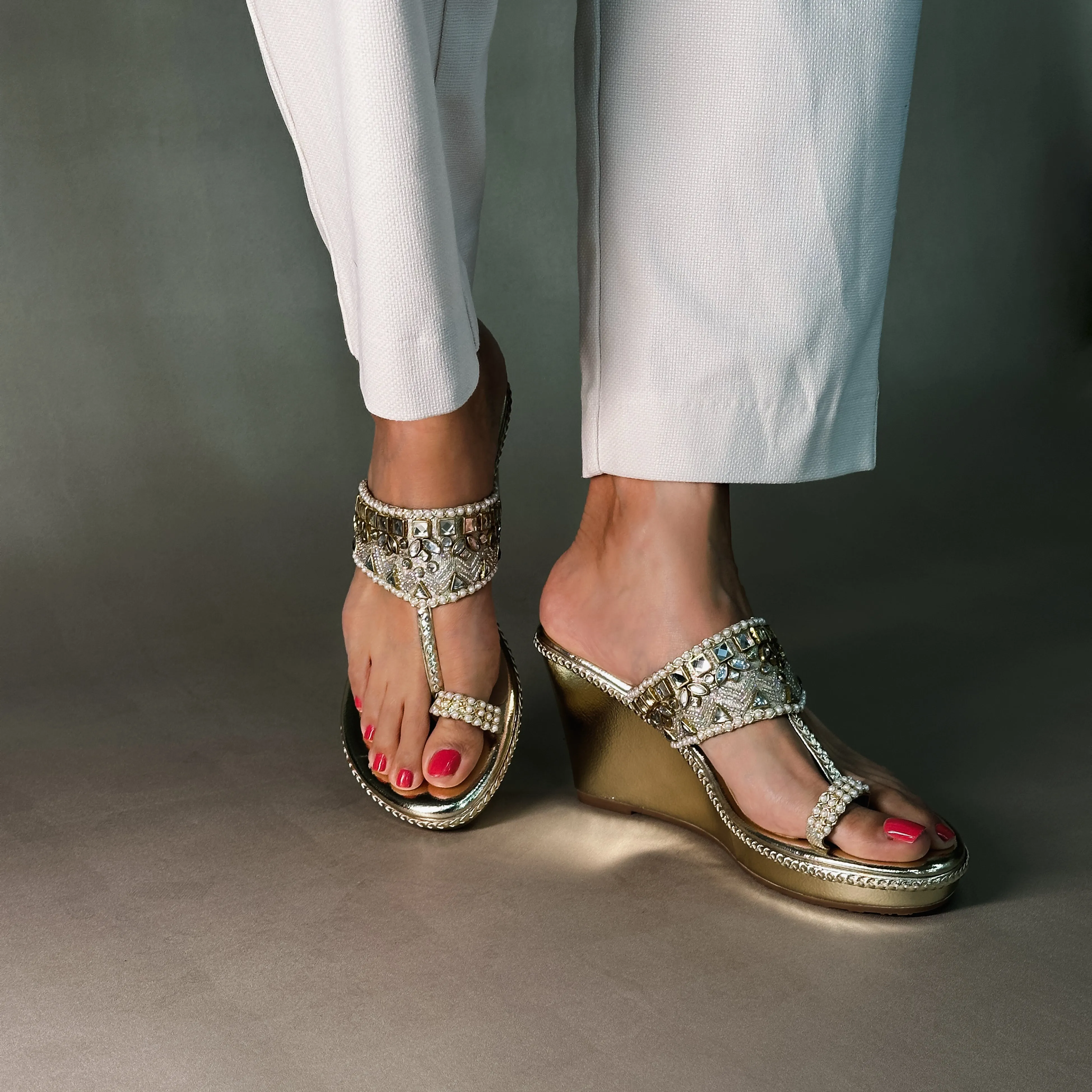 ANAYA- GOLD KOLHAPURIS usual Dynamic lining