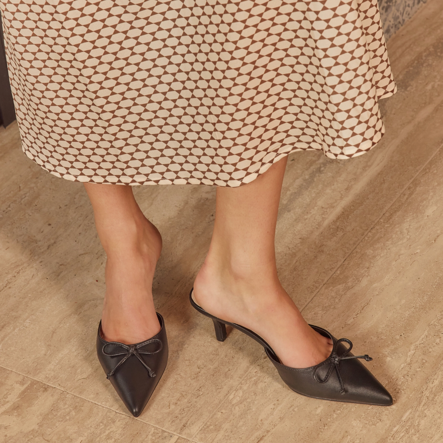 User-Friendly Zeke Point Toe Kitten Heels - Black