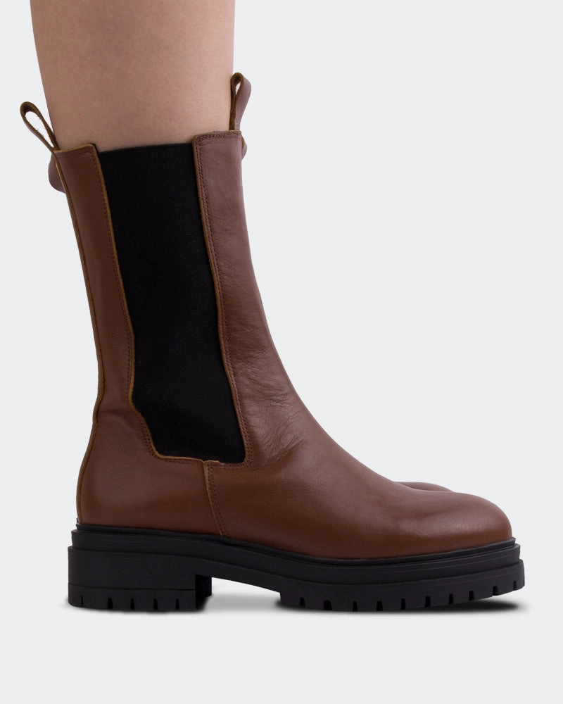 Easy Pairing understated look Ollan Cognac Leather